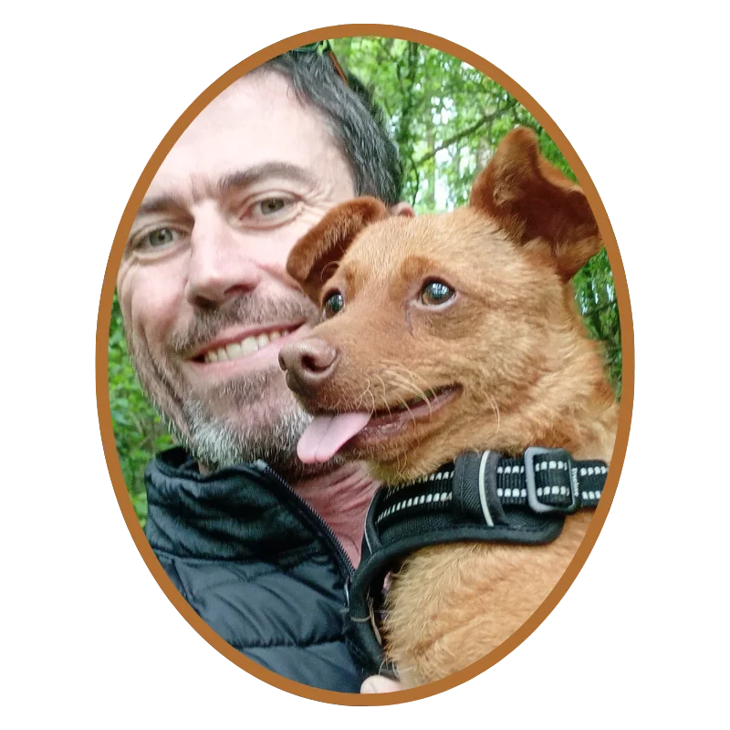 Karl Delobel, éducateur canin et gérant d’AcadPattes à Angoulême, portant Lulu, son chien adopté, lors d’une balade en extérieur.